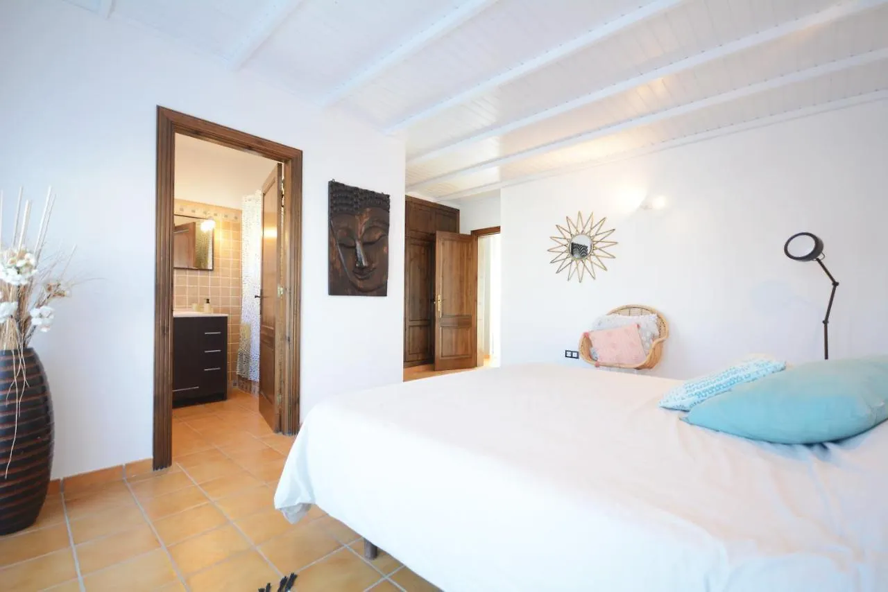 Beautiful Spacious Villa With Private Heated Pool In Lajares